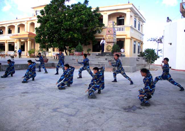 Lính Trường Sa luôn được huấn luyện các bài võ cơ bản và nâng cao. Sân bãi còn hạn chế nên các chiến sĩ ở đảo Sinh Tồn Đông tập võ ngay ở khoảng sân trước cột mốc chủ quyền.
