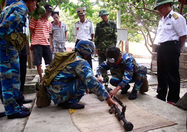 Các chiến sĩ đảo Phan Vinh bịt mắt thực hành tháo lắp vũ khí. 