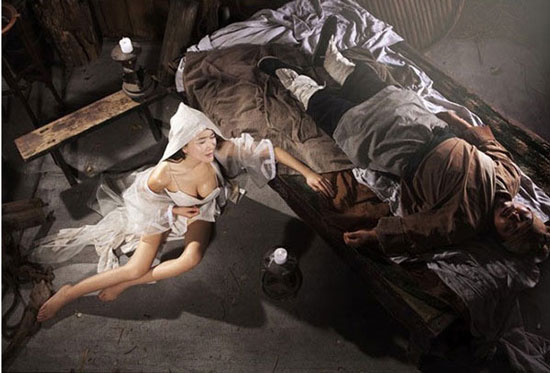 Người đẹp không ngại kiệm vải trong các cảnh quay để tạo thêm độ sexy cho mình.