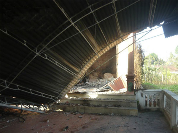 Mái che của căn nhà cũng bị ngọn lửa phá hủy.
