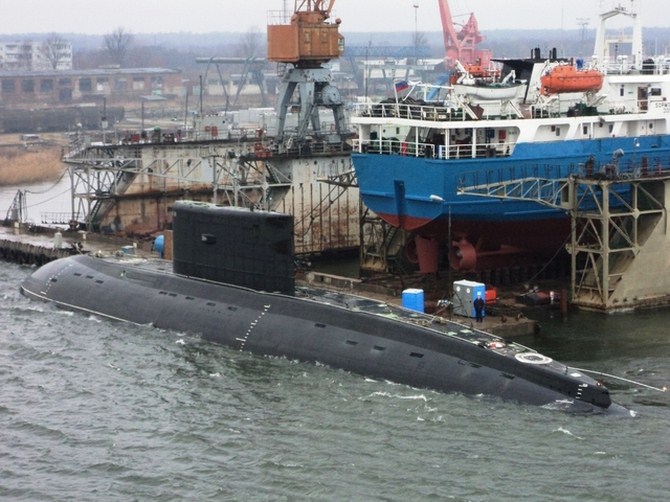 Tàu ngầm Kilo Hà Nội neo đậu tại cảng Kaliningrad sau một chuyến đi biển.