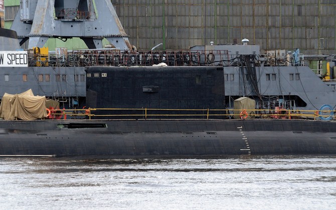 Tàu ngầm Hà Nội neo đậu tại âu tàu của nhà máy Admiralty trước khi ra biển thử nghiệm vào đầu tháng 12/2012 vừa qua.