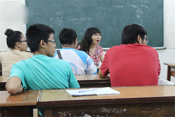 Dù chưa qua đào tạo nghiệp vụ sư phạm nhưng Quỳnh Trâm đã có thể giảng dạy một cách hiệu quả cho các em học sinh cấp 3, luyện thi đại học cả 3 môn Toán-Lý-Hóa.