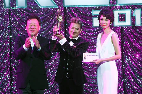 Tại lễ trao giải của Zing Music Award (ZMA) tối 21/1 một bất ngờ khá lớn đã diễn ra,  Đàm Vĩnh Hưng đã giành 2 giải MV xuất sắc nhất cho MV Tuổi hồng thơ ngây và Nam ca sĩ được yêu thích nhất.