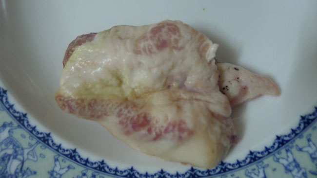 Miếng thịt này đã để 3 ngày buộc kín trong nilon, bốc mùi thiu thối, phần mỡ chuyển sang màu vàng