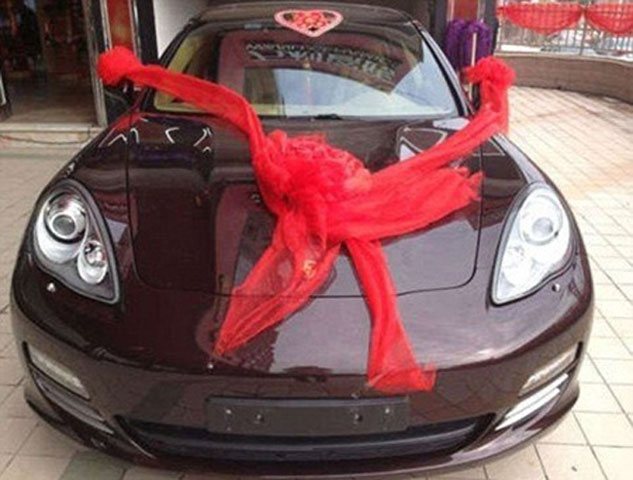  Thời gian qua, dường như các doanh nhân tại Phúc Kiến đang chạy đua trong việc tặng của hồi môn cho con gái. Trước đó, Xu Liajie, CEO của   tập đoàn Hengan International Group đã tặng cháu gái 220.000 USD cổ phiếu của công ty kèm theo một chiếc xe BMW, một chiếc Porsche cùng   một căn biệt thự sau đám cưới hồi tháng 11. 