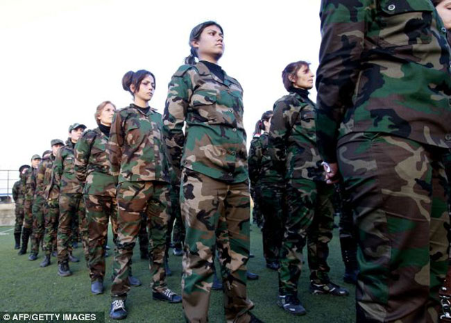 Tổng thống Syria Bashar al-Assad đã tuyển dụng 500 nữ quân nhân làm nhiệm vụ tại các trạm kiểm soát trong nỗ lực lấp khoảng trống thiếu nhân   viên an ninh do tình trạng đào thoát và thương vong trong cuộc nội chiến kéo dài gần 2 năm qua.