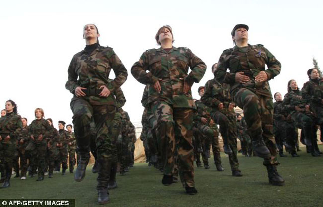  Mặc quân phục và được trang bị súng trường tấn công Kalashnikov, các nữ quân nhân Syria cũng được thấy tham gia bảo vệ một số khu vực ở   Homs, nơi phần lớn dân chúng là những người ủng hộ chính phủ Damascus.