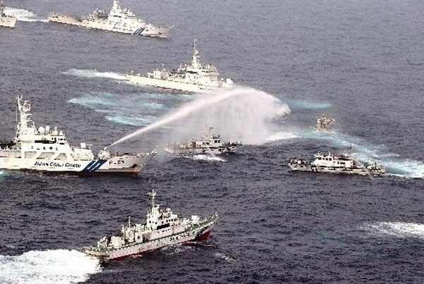 Chiếc tàu của Cảnh sát biển Đài Loan đi theo hộ tống nhóm tàu cá lập tức bật vòi rồng đáp trả, một trận 
