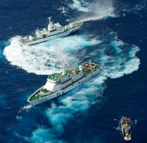 Hồi tháng 9 năm ngoái, hàng chục tàu cá Đài Loan cũng tiếp cận gần nhóm đảo tranh chấp Senkaku. Để ngăn chặn các tàu cá này, các tàu Cảnh sát Nhật Bản đã phun vòi rồng nhằm tạo áp lực, buộc các ngư dân Đài Loan ra khỏi vùng biển Nhật Bản. 