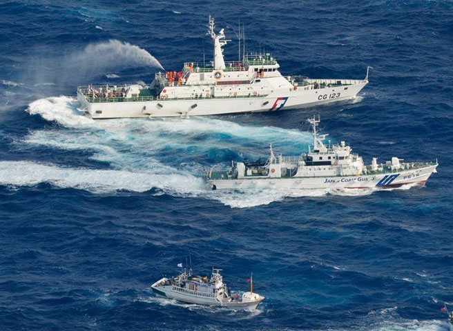 Các tàu tuần tra Đài Loan hộ tống đoàn tàu cá cũng phun nước đáp trả. 