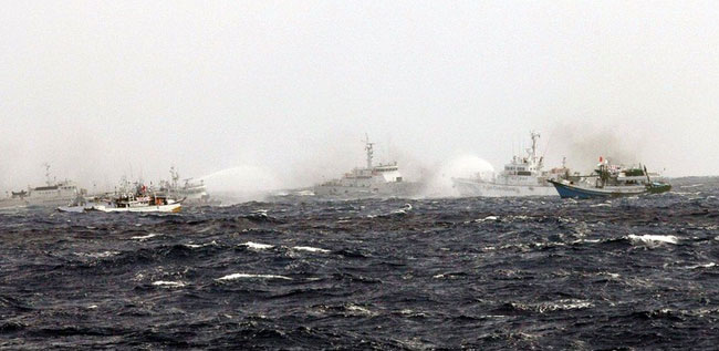 Các tàu cá và tàu Cảnh sát biển Đài Loan bị tàu Cảnh sát Nhật Bản theo sát. 