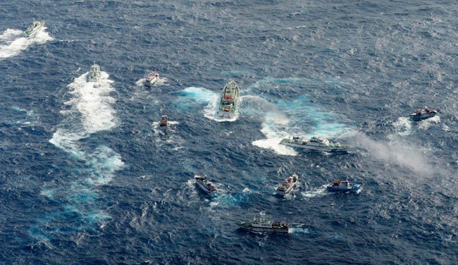 Các tàu của hai bên bủa vây lẫn nhau trong lần chạm trán vào tháng 9/2012