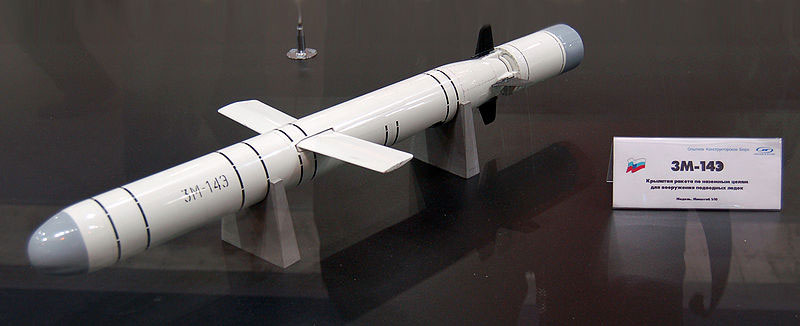 Tên lửa hành trình đối đất 3M-14E dài 6,2m, lắp đầu đạn nặng 400kg, tầm bắn 275km. 