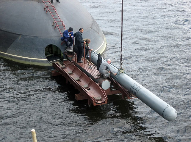 Các đạn tên lửa của hệ thống Klub-S được bắn từ máy phóng ngư lôi cỡ 533mm trên tàu ngầm tấn công Kilo. 