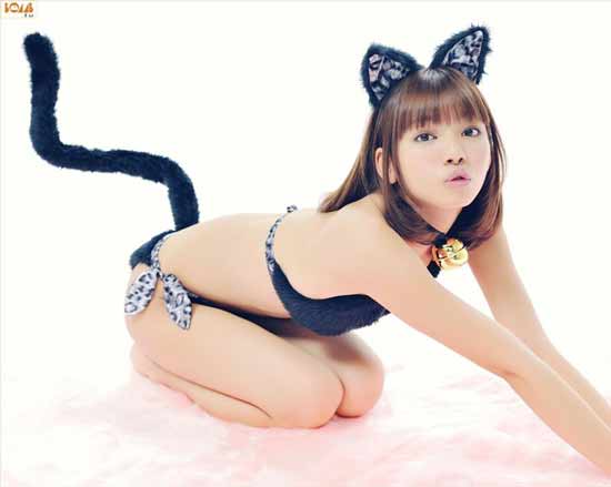 Tuy vậy, cô vẫn sở hữu vẻ đẹp gợi cảm và xinh đẹp.