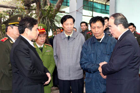 Phó Thủ tướng Nguyễn Thiện Nhân động viên gia đình Thiếu úy Bùi Văn Bình. Ảnh: DV