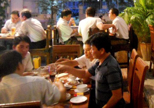 Một kết quả khảo sát tại 36 thành phố trong cả nước, cho thấy người Việt uống bia tập trung vào một số nhãn hiệu: Sài Gòn đỏ chiếm 28,1%,   333 chiếm 16%, bia Hà Nội 11,4%, và Heineken (10% đối với lon và 6,8% đối với loại chai)…