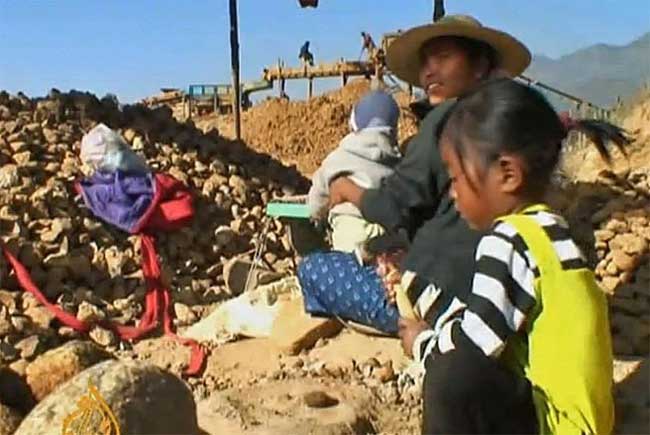 Trẻ em, thậm chí mới 4 tuổi, và người già ở Myanmar thường làm việc trên các mỏ khai thác đá quý do Chính phủ kiểm soát với mức lương chỉ vào khoảng 1,5 USD/ngày. Đá ruby khai thác từ khu vực này thường được đưa đến các điểm kinh doanh do Chính phủ Myanmar kiểm soát, hoặc bị buôn lậu sang Thái Lan rồi bán sang phương Tây - Nguồn: Al Jazeera English / CNN/ Ảnh: Al Jazeera English via YouTube.