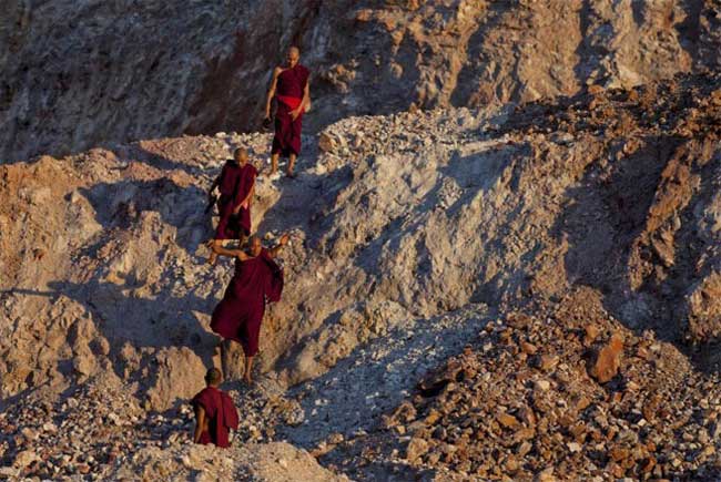 Các nhà sư đang đi qua mỏ đồng Letpadaung. Các nhà sư và dân làng ở đây đã phản đối lệnh của Chính phủ về lấy đất để mở rộng mỏ đồng - Nguồn: AP / The Irrawaddy/ Ảnh: AP Images/Gemunu Amarasinghe.