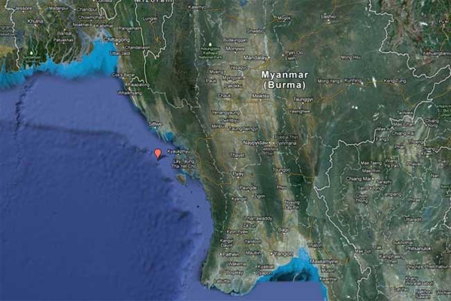 Các công ty nước ngoài có vẻ ngại đầu tư vào ngành dầu khí Myanmar vì họ sẽ phải thiết lập quan hệ đối tác với các công ty quốc doanh của nước này như Myanma Oil And Gas Enterprise (MOGE). Đánh dấu trong hình là mỏ dầu khí Shwe ngoài khơi Myanmar. Theo dự báo, với trữ lượng 144-259 tỷ mét khối khí, đây sẽ là một dự án dẫn đầu ngành năng lượng của Myanmar. Hãng Daewoo nắm cổ phần 60% của dự án này - Nguồn: MOGE/ Ảnh: Google Maps/MOGE.