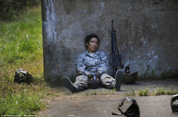 Một nữ binh lính của không quân Mỹ đang ngồi nghỉ sau khi tham gia đợt huấn luyện tại Fort George G. Meade, Maryland hối tháng 9 năm 2012.
