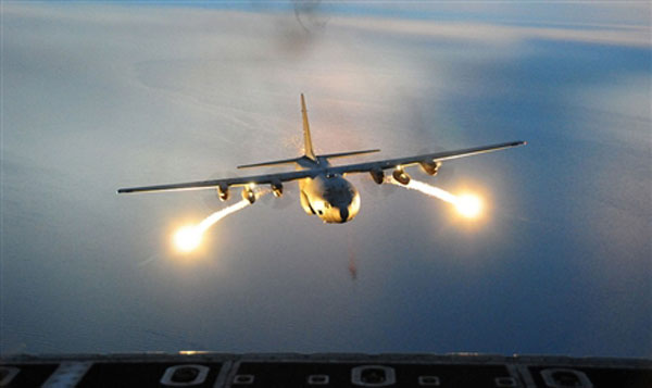 Máy bay vận tại C-5 Galaxy của không quân Mỹ bắn pháo sáng trong một đợt huấn luyện trong đêm.