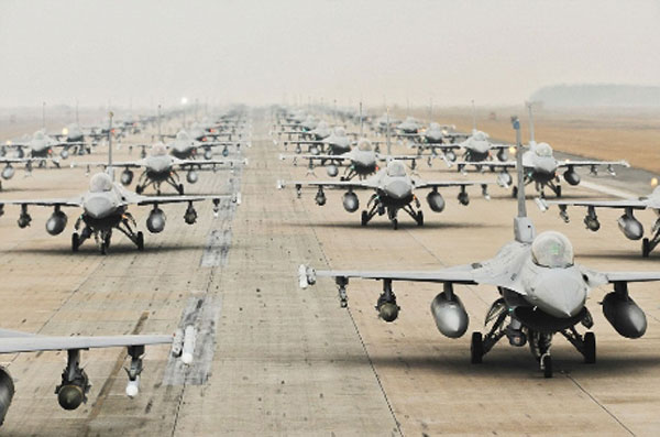 Hàng trăm chiếc máy bay chiến đấu F-16 Falcons Không quân Mỹ đậu tại đường băng của căn cứ không quân Kunsan, Hàn Quốc.