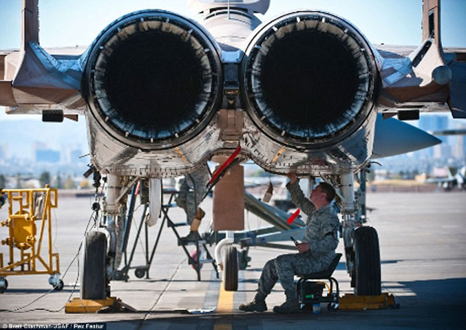 Những chiếc máy bay F-15 Eagle thuộc Phi đội 757, không quân Mỹ đang được kiểm tra và bảo dưỡng.