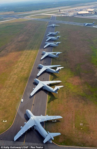 Hàng loạt máy bay vận tải C5 Galaxy xếp hàng tại đường băng Westover, bang Massachusetts.