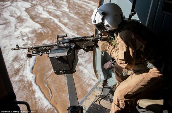 Một binh lính Mỹ đang ngắm bắn từ chiếc trực thăng Mi-240 trong một sứ mệnh tại Kabul, Afghanistan. (Theo TPO/DailyMail)