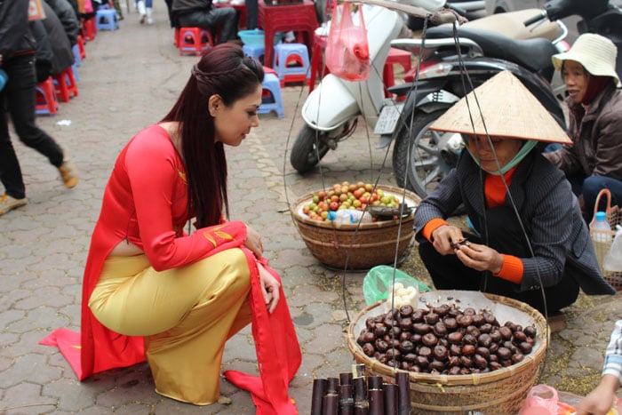   Diện áo dài đỏ nổi bật, Thanh Thảo lang thang ăn vặt vỉa hè rồi quay về nhà hàng để khoe bánh chưng tự gói.