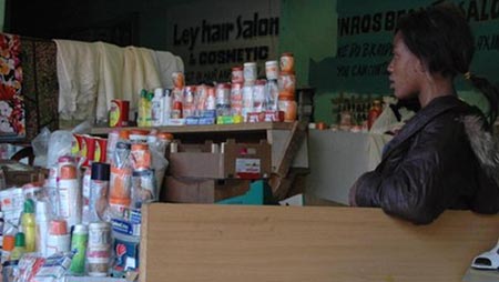 Một sạp bày bán đủ loại mỹ phẩm tẩy trắng da trong khu chợ ở Yeoville, Nam Phi.