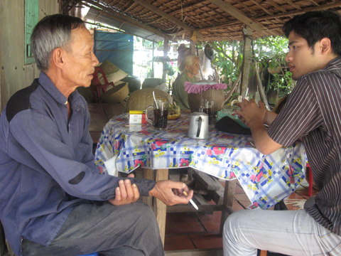 Ông Nguyễn Văn Bé trò chuyện cùng phóng viên