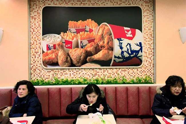 Trước đó, vào tháng 8/2011, KFC cũng bị phanh phui là dùng dầu bẩn để chiên thực phẩm. Theo Nhật báo Chứng khoán, nhiều nhân viên làm việc tại chuỗi cửa hàng KFC tiết lộ, dầu chiên được dùng đi dùng lại trong suốt 4 ngày mới thay. Ngoài ra, những món ăn tồn đọng như cánh gà rán, bánh gà chiên… đều được tận dụng triệt để và bán cho khách hàng vào ngày hôm sau. 