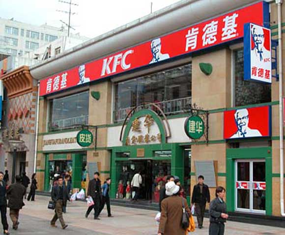 Một nhân viên làm việc tại cửa hàng KFC, Bắc Kinh tiết lộ, dầu dùng để chiên thực phẩm được đựng trong một chiếc thùng lớn dài 70 cm, rộng 40 cm, cao 60 cm, được sử dụng chiên đi chiên lại trong suốt bốn ngày mới thay lượt dầu mới. Trong khu bếp, những thực phẩm đã qua chiên rán thậm chí còn được đặt bừa bãi dưới sàn nhà cáu bẩn. Nước rửa thịt cũng vương vãi khắp nơi. 