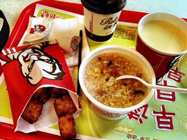  Năm 2007, một số cửa hàng của KFC đã bị cáo buộc sử dụng chất Magiê Trisilicate – loại bột màu trắng, không mùi – để có thể sử dụng nhiều lần dầu chiên. Thời gian có thể lên tới 10 ngày, theo tờ China Daily. Lúc đó, cơ quan chức năng đã thu được loại bột trên tại các tỉnh Hàm Dương, Ngọc Lâm và Thiểm Tây.
