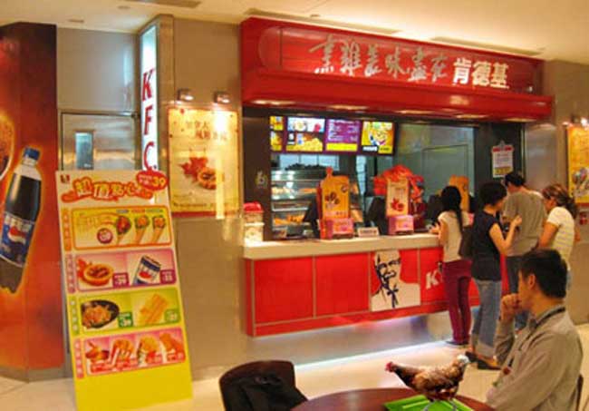  Một cựu nhân viên KFC mới đây đã tiết lộ cho tờ Securities Daily rằng loại nước dùng để làm sạch gà là loại nước bẩn, được sử dụng để rửa nhiều lần và những con gà vứt trên sàn vẫn được đem vào chế biến.