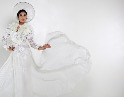     Hoa hậu Ngọc Hân mặc áo dài trắng cách tân xẻ ngực.