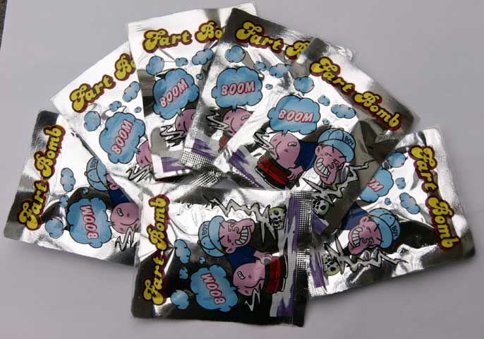 Túi nổ thối có nhiều tên, như Fart Bomb, Fart Bag… bao bì có nhiều hình ngộ nghĩnh để thu hút sự chú ý của trẻ nhỏ.