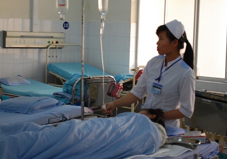 Em V.T.T. đang cấp cứu tại Bệnh viện Đa khoa Lâm Đồng, ngày 26/1.