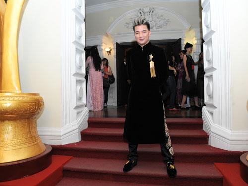  Hưng chọn mặc áo dài khi đến dự Lễ trao Giải Mai Vàng vì đây là sự kiện trang trọng. 