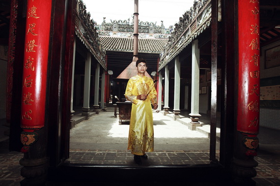  Mới đây, người mẫu Đức Tiến đã cùng người mẫu Phạm Thành thể hiện vẻ đẹp của chiếc áo dài truyền thống trong lần vãn cảnh đình xưa. 