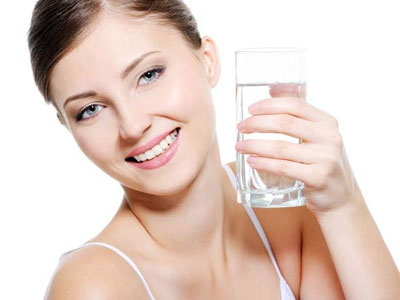 Trong mỗi bữa trưa và bữa tối nên uống một cốc nước ấm. Tác dụng lớn nhất của việc uống nước trong 3 bữa ăn đó là giúp thải các chất không tốt trong đồ ăn ra khỏi cơ thể.