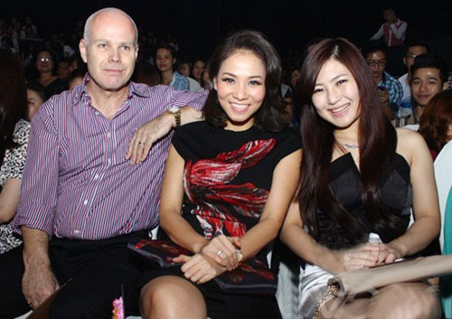 Ngồi cùng hàng VIP với vợ chồng Thu Minh và quán quân The Voice 2012 Hương Tràm 