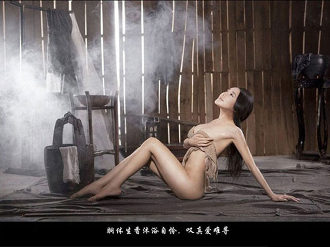 Thậm chí là bán nude để khoe thân hình hoàn hảo của mình.