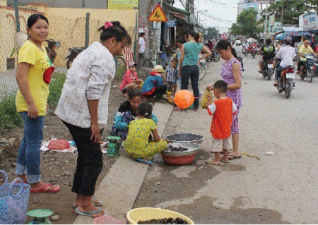 Chợ tạm ở quận Thủ Đức nơi xuất hiện những người bán rong các túi bột vàng