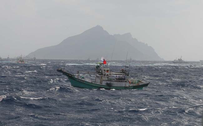 Các tàu Đài Loan tiến vào vùng biển Senkaku cách đảo Uotsuri, đảo lớn nhất trong nhóm Senkaku khoảng 39 m về phía Tây trong khi 3 chiếc tàu Hải giám Trung Quốc vẫn đang 
