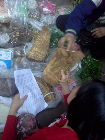 Chị Nguyễn Thị Phương (ở Nguyễn Xiển, Thanh Xuân, Hà Nội) đã in hướng dẫn của Bộ Y tế ra và đi chợ với hy vọng chọn được thực phẩm an toàn