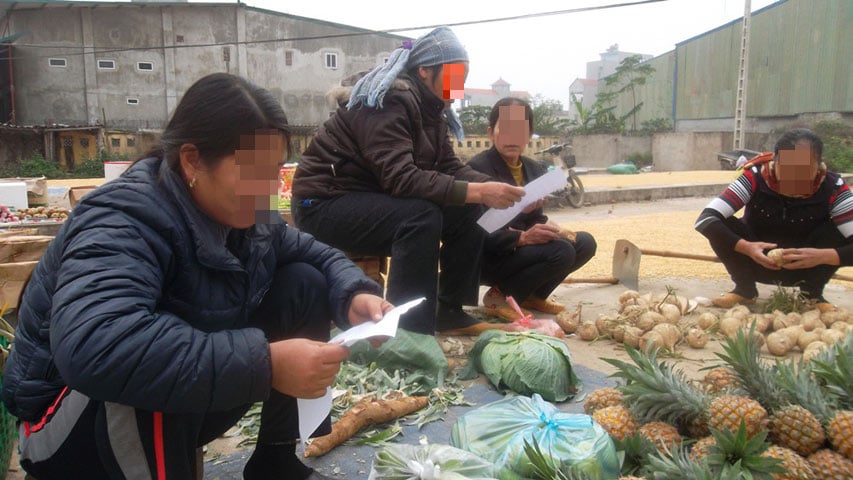 Tuy nhiên, những người bán hoa quả, bán măng và cả các bà nội trợ ở chợ Triều Khúc, Thanh Xuân, Hà Nội khi đọc hướng dẫn của Bộ Y tế lại cho rằng những thông tin trong đó họ biết thừa, hướng dẫn hầu như không có tác dụng bởi bị... sai.